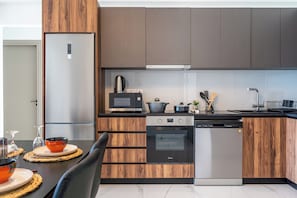 Apartment, 2 Bedrooms, Kitchen, City View | Private kitchen | Fridge, microwave, oven, stovetop
