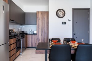 Appartement, 2 chambres, cuisine, vue sur la ville | Repas dans la chambre