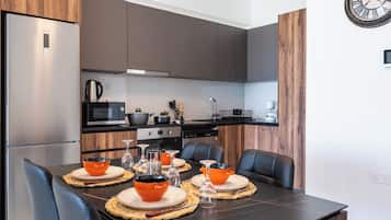 Apartemen, 2 kamar tidur, dapur, pemandangan kota | Makan di kamar