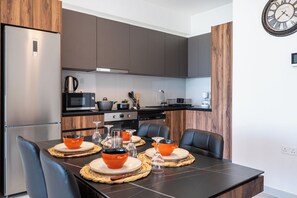 Apartment, 2 Bedrooms, Kitchen, City View | In-room dining