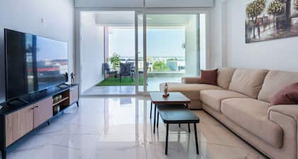 Doria 2-Bedroom Apartment & Balcony in Larnaca