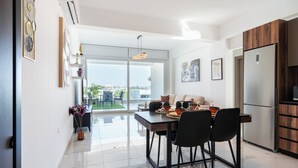 Una cocina moderna con comedor, ventanas amplias y vista a la ciudad.