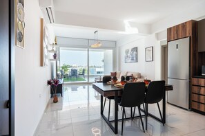 Apartment, 2 Bedrooms, Kitchen, City View | In-room dining