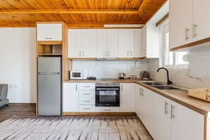 Een koelkast, een microgolfoven, een oven, een kookplaat