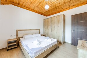 2 bedrooms, iron/ironing board, free WiFi, bed sheets