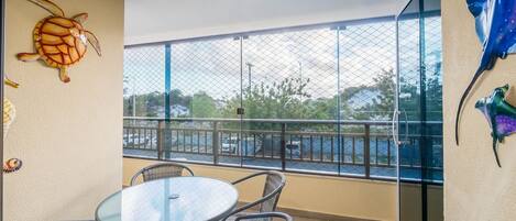 Basic Apartment | Outdoor dining