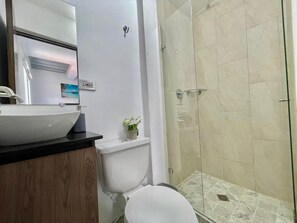 Comfort Apartment, Air conditioning, City View | Bathroom | Shower, towels, soap, toilet paper - Edificio RG33 (Medellín)