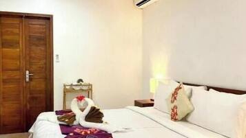 1 bedroom, desk, WiFi, bed sheets