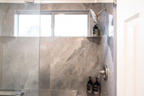 Haartrockner, Handtücher, Seife, Shampoo