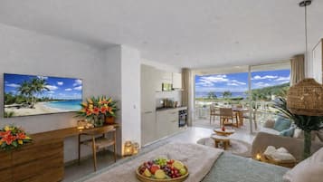Deluxe Studio Suite, Balcony, Ocean View | Living area