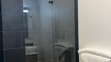 Douche, articles de toilette gratuits, sĂšche-cheveux
