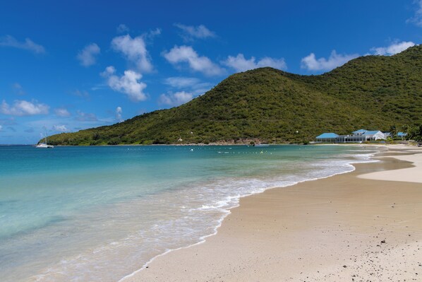 En la playa, arena blanca