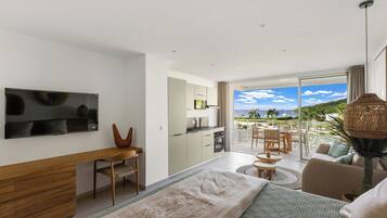 Deluxe Studio Suite, Balcony, Ocean View | Living area