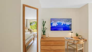 Zimmersafe, Schreibtisch, laptopgeeigneter Arbeitsplatz