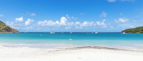 På stranden, hvidt sand