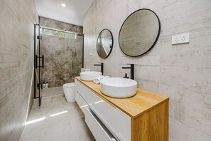 Dusche, Haartrockner, Handtücher, Seife