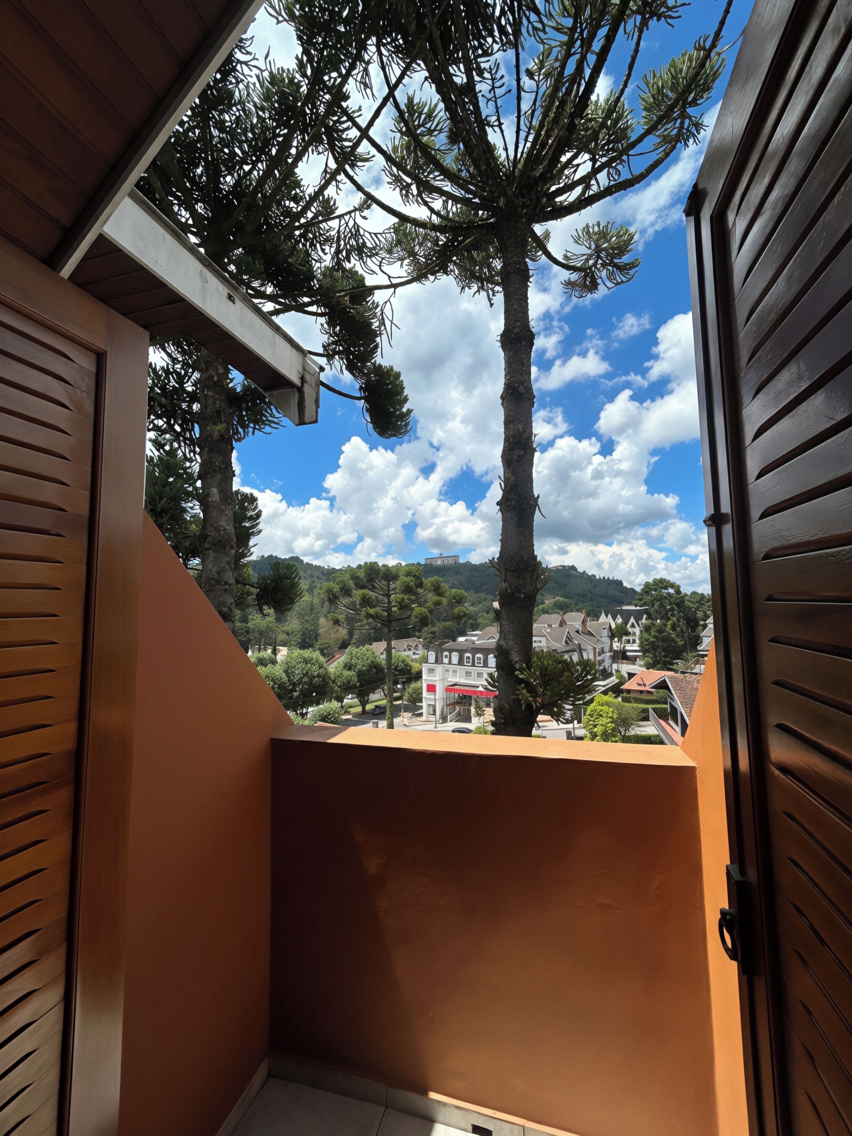 خزنة داخل الغرفة ومساحة عمل للكمبيوتر المحمول وواي فاي مجانًا