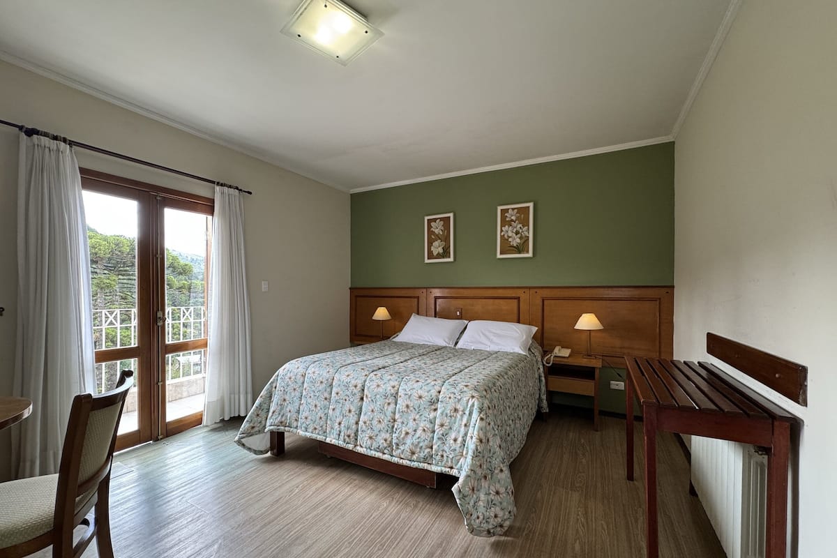 Tomannsrom – deluxe | Safe på rommet, skrivebord for bærbar PC, wi-fi (inkludert) og sengetøy