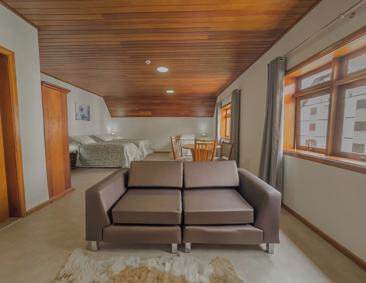 Quarto quádruplo superior | Cofres nos quartos, espaço de trabalho para notebook, Wi-Fi de cortesia