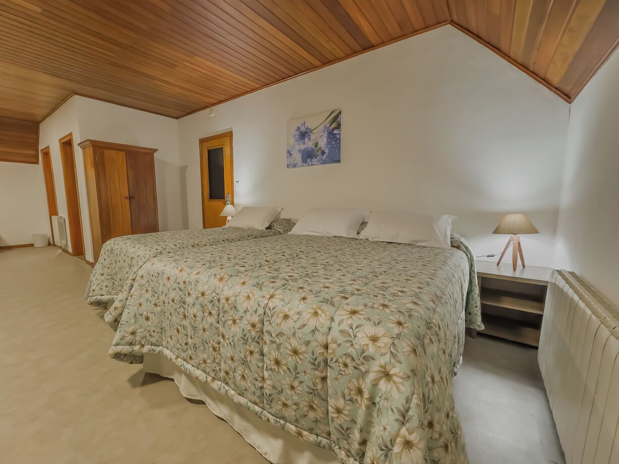 Superior vierpersoonskamer | Een kluis op de kamer, een laptopwerkplek, gratis wifi, beddengoed