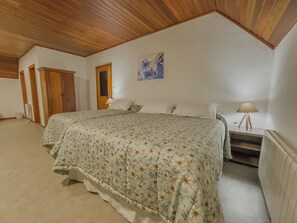 Superior fyrbäddsrum | Värdeförvaringsskåp på rummet, arbetsyta för laptop och gratis wi-fi