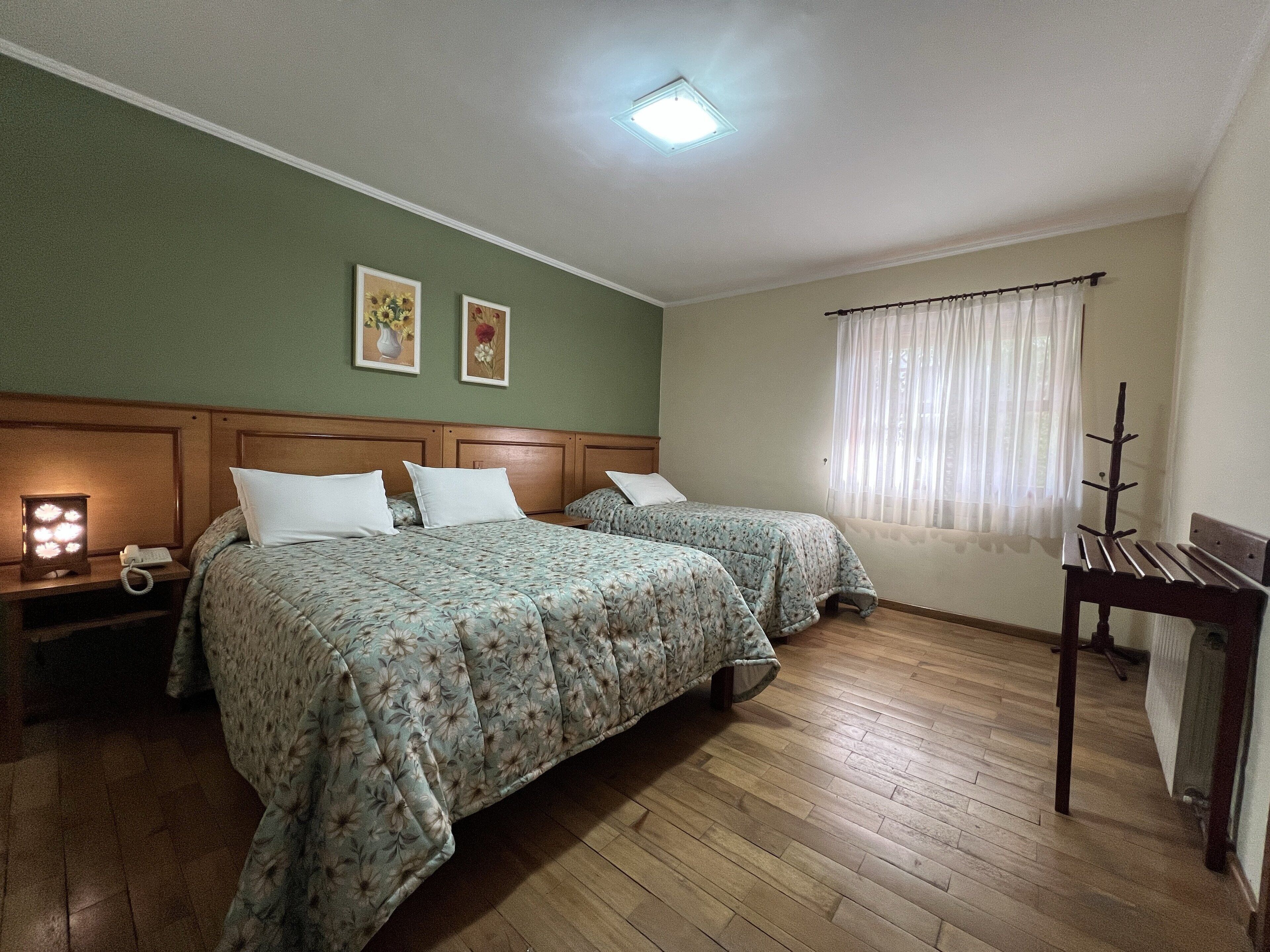 Tremannsrom – standard | Safe på rommet, skrivebord for bærbar PC, wi-fi (inkludert) og sengetøy