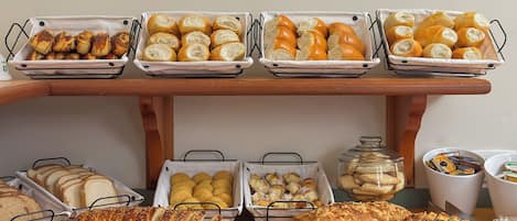 Café da manhã com buffet grátis todos os dias