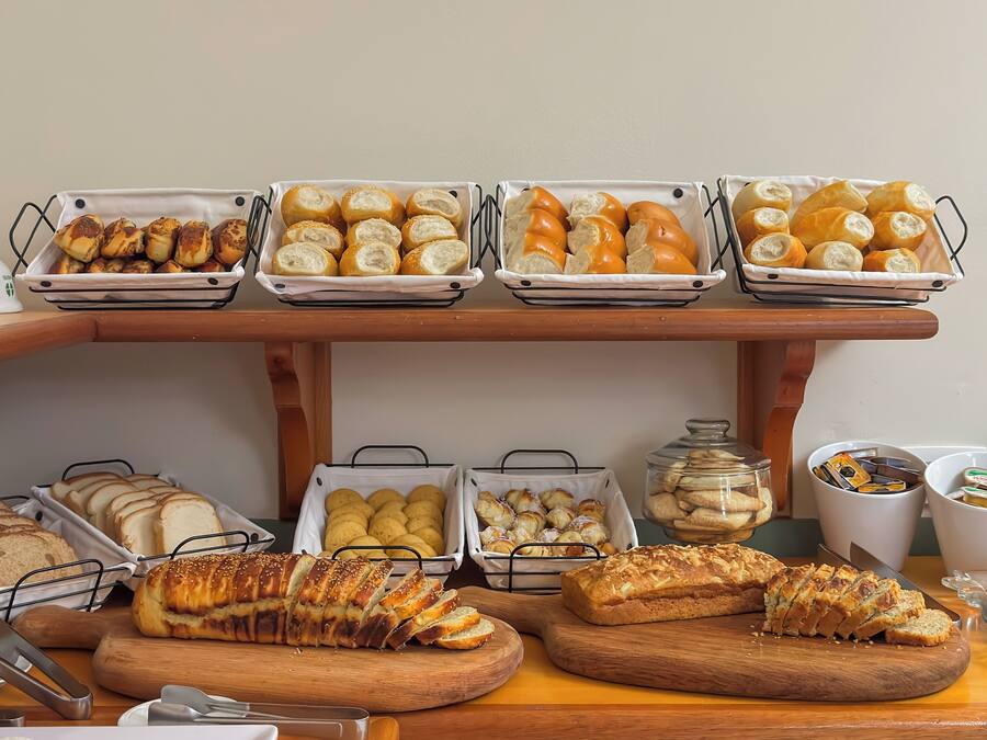 Café da manhã com buffet grátis todos os dias