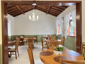 Free daily buffet breakfast - Pousada Vilage Inn Capivari (Campos do Jordão)