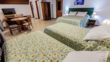 Superior vierpersoonskamer | Een kluis op de kamer, een laptopwerkplek, gratis wifi, beddengoed