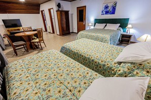 Superior Quadruple Room | In-room safe, laptop workspace, free WiFi, bed sheets - Pousada Vilage Inn Capivari (Campos do Jordão)