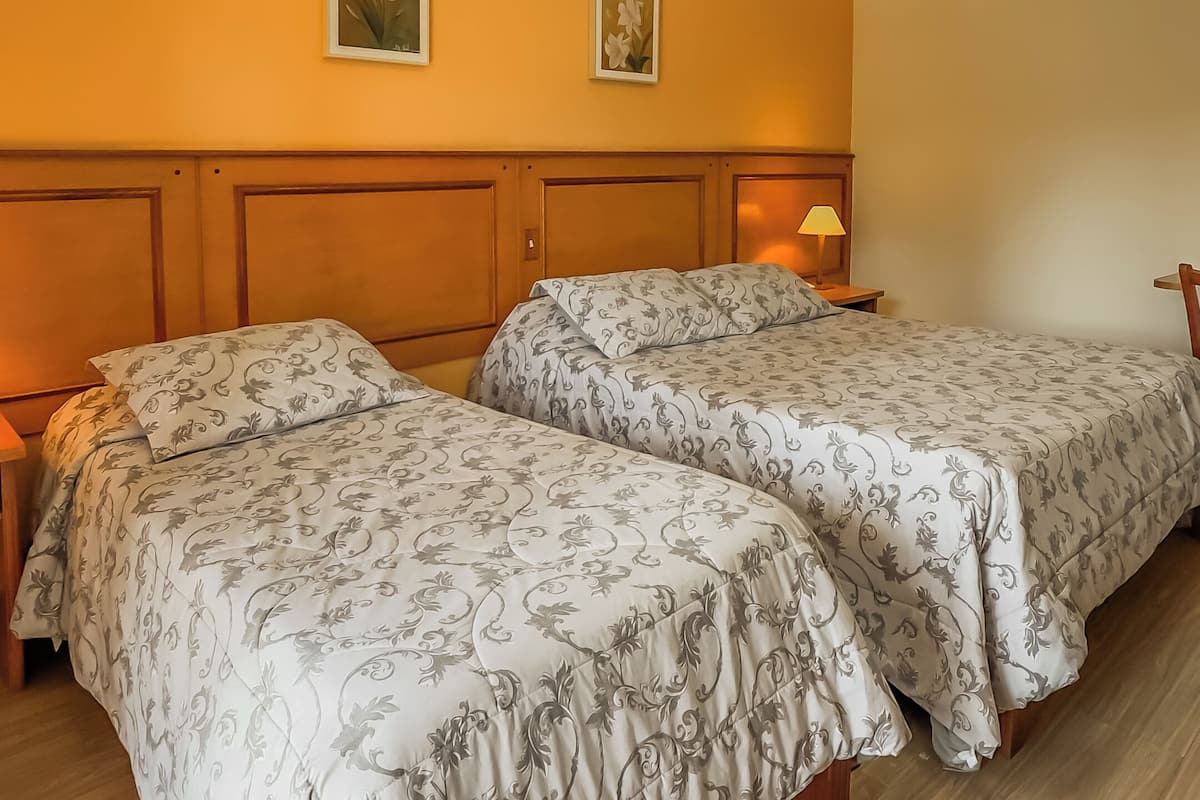 Standard-Dreibettzimmer | Zimmersafe, laptopgeeigneter Arbeitsplatz, kostenloses WLAN, Bettwäsche