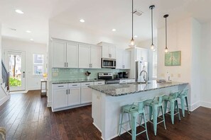 冷蔵庫、電子レンジ、オーブン、コンロ