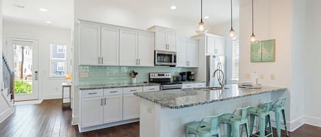 Geladeira, micro-ondas, fogão, cooktop