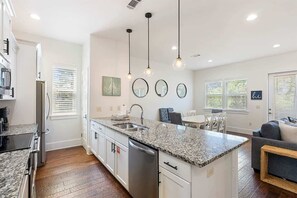 冷蔵庫、電子レンジ、オーブン、コンロ