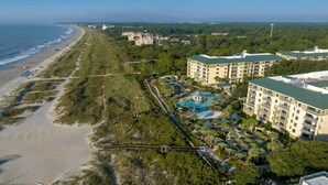 Un hôtel situé en bord de mer, doté d’une piscine, d’un accès direct à la plage et d’une végétation luxuriante.