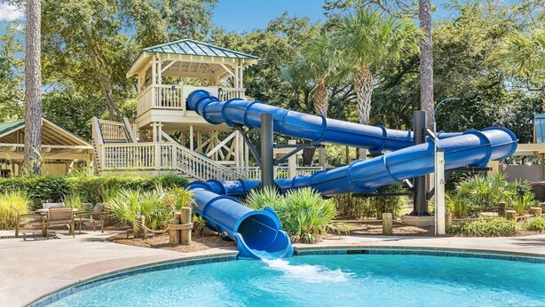 Un parc aquatique doté d’un toboggan aquatique à plusieurs pistes et d’une piscine.