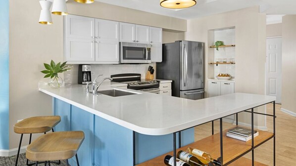 Kjøleskap, mikrobølgeovn, ovn og kokeplater