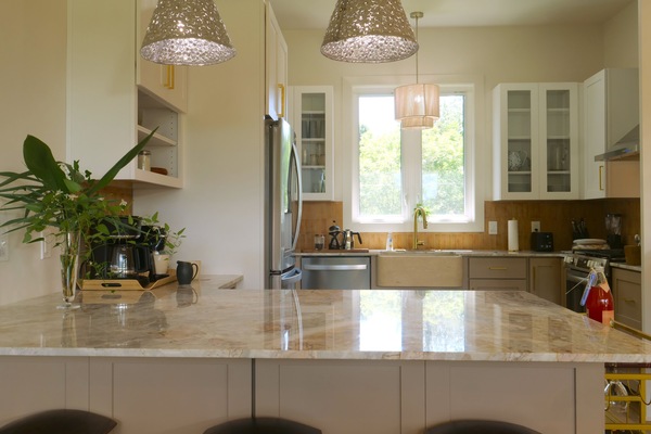 Een microgolfoven, een oven, een kookplaat, een vaatwasser