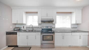 Coffee/tea maker, fridge, microwave, oven