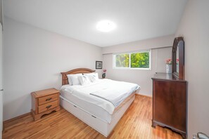2 bedrooms, iron/ironing board, free WiFi, bed sheets - Cozy 2BR Villa · Garden View · Near Beach, local specialties Provided as gift 
 (Surrey)