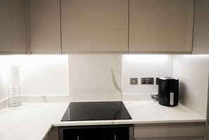 Microwave, oven, stovetop, dishwasher - Luxury 2BR 5minutes walk to AO Arena and Selfridges W/Gym (Salford)