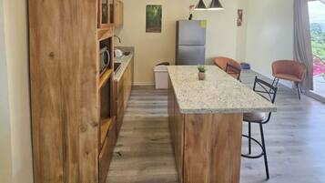 Réfrigérateur, micro-ondes, cafetiÚre/bouilloire