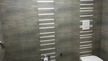 Dusche, Haartrockner, Bidet, Handtücher