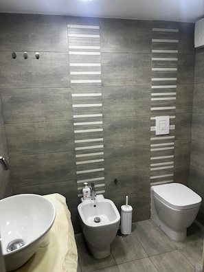 Douche, sèche-cheveux, bidet, serviettes fournies