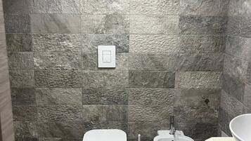 Dusche, Haartrockner, Bidet, Handtücher