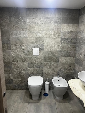 Douche, sèche-cheveux, bidet, serviettes fournies