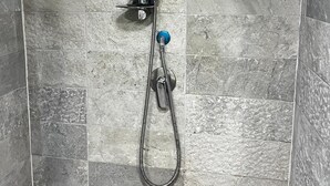 Dusche, Haartrockner, Bidet, Handtücher