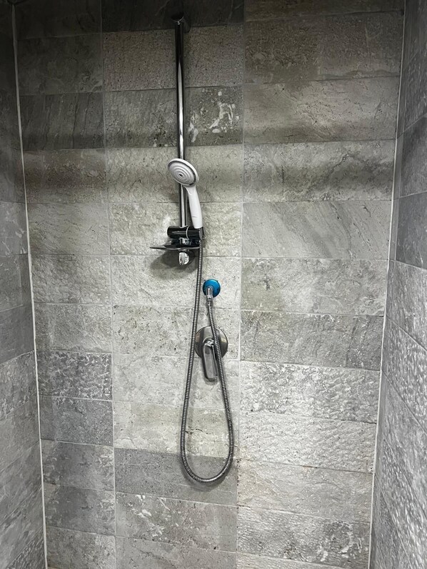 Dusche, Haartrockner, Bidet, HandtĂŒcher