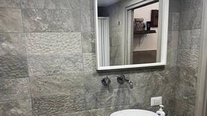 Dusche, Haartrockner, Bidet, Handtücher